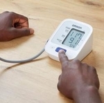 Zdjęcie Ciśnieniomierz naramienny M2+ OMRON wykrywa niereg...